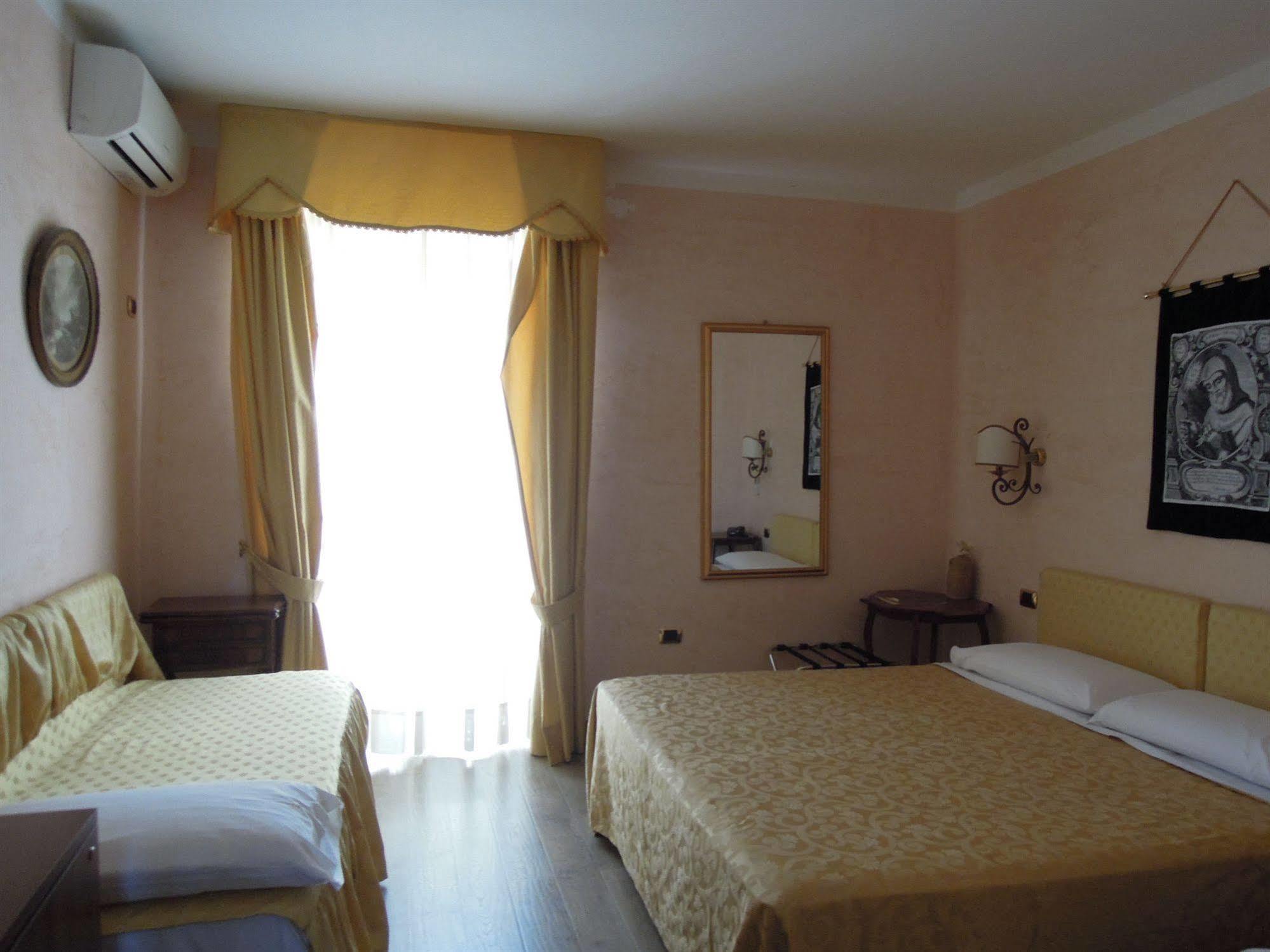 Sant'Agostino Guest Rooms Paola Exterior foto