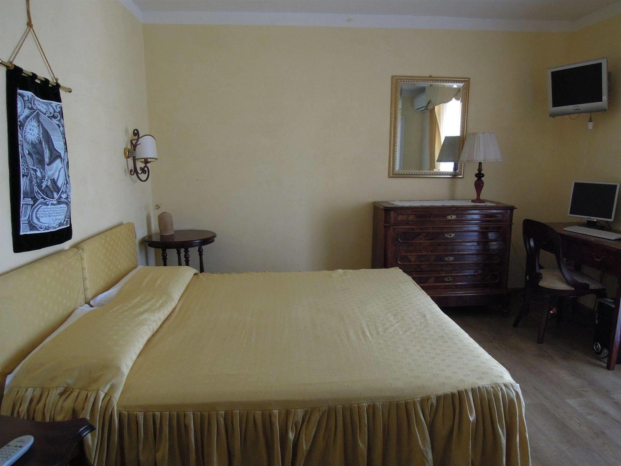 Sant'Agostino Guest Rooms Paola Exterior foto